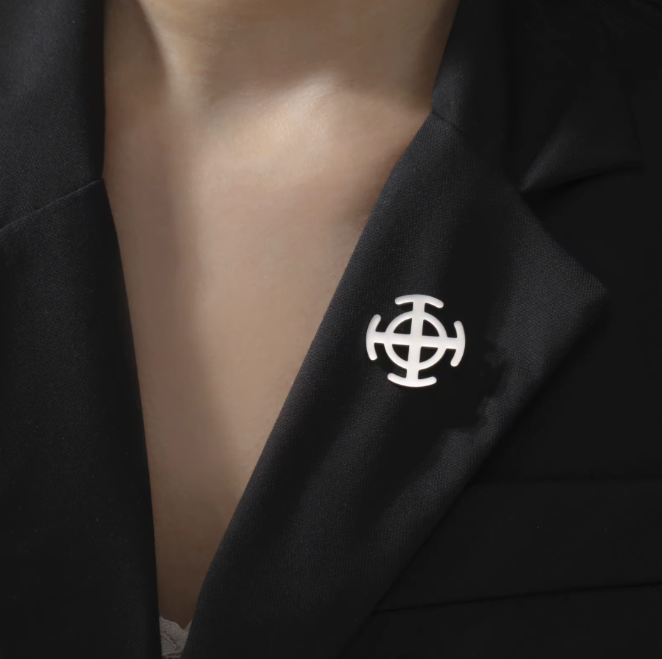 Pin „Sonnenkreuz / Radkreuz“ – Elegante Silber-Edition eines archaischen Symbols