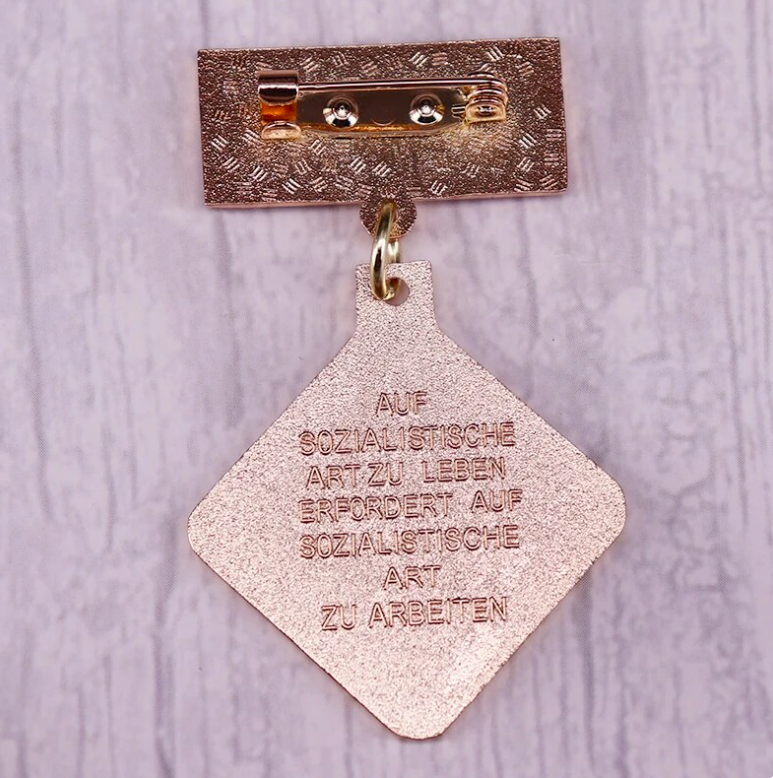 Medaille Orden Aktivist der sozialistischen Arbeit DDR Abzeichen Replik