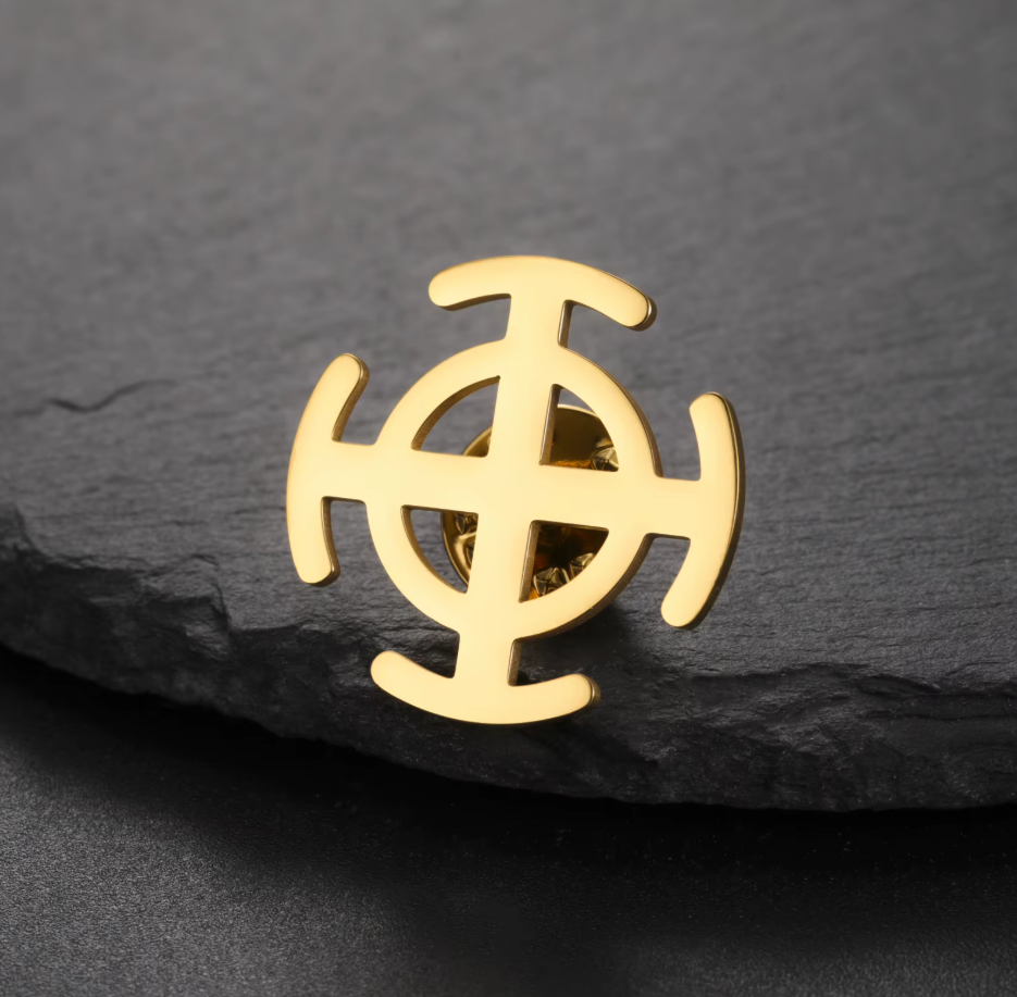 Pin „Sonnenkreuz / Radkreuz“ – Elegante Gold-Edition eines archaischen Symbols