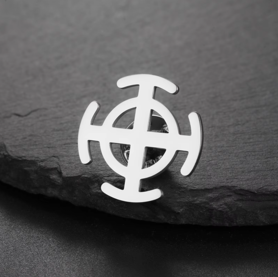 Pin „Sonnenkreuz / Radkreuz“ – Elegante Silber-Edition eines archaischen Symbols