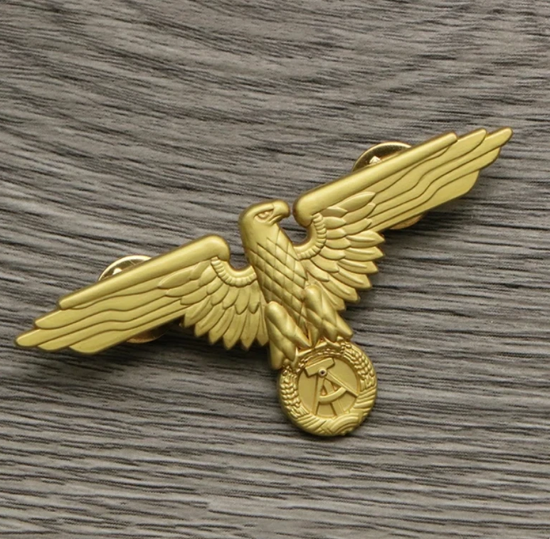Goldener Adler-Pin mit DDR-Staatswappen – NVA Ostalgie Emblem