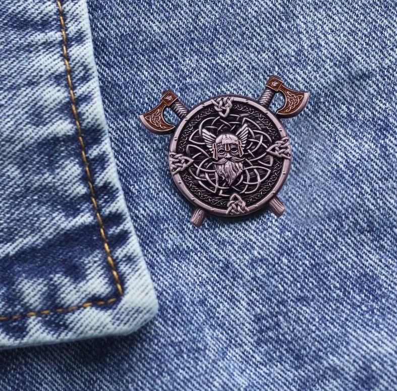 Pin „Wikinger-Krieger“ – Detailreiches Emblem mit Schild & gekreuzten Äxten