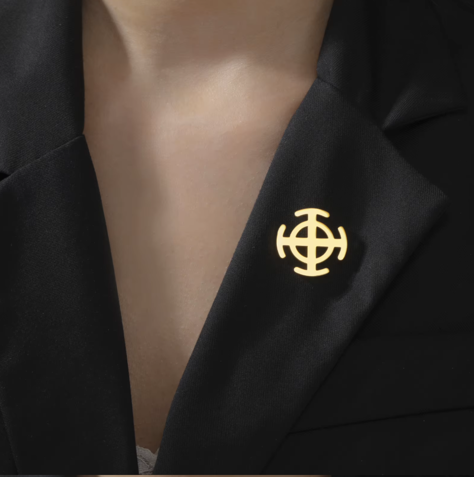 Pin „Sonnenkreuz / Radkreuz“ – Elegante Gold-Edition eines archaischen Symbols