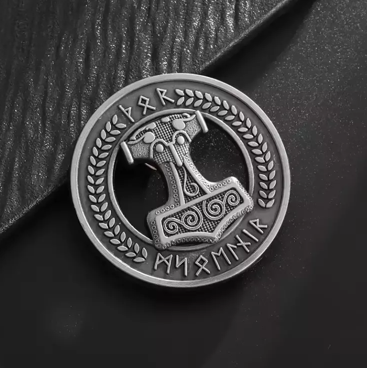 Pin „Mjölnir – Thors Hammer“ – Nordisches Schutzsymbol mit Runen & Lorbeerkranz