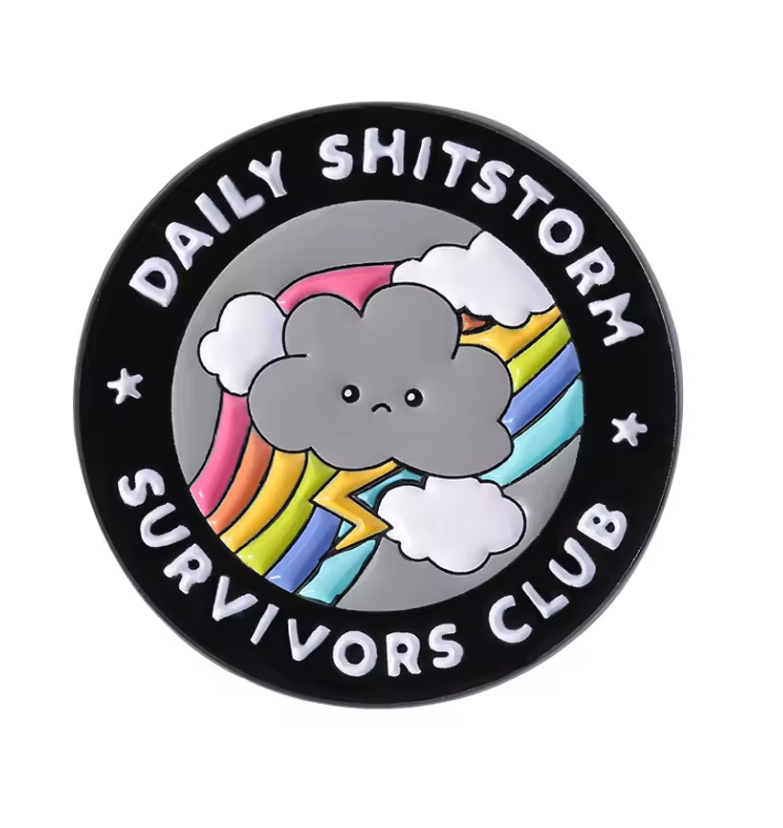 Anstecker „Daily Shitstorm Survivors Club“ Regenbogen Wolke