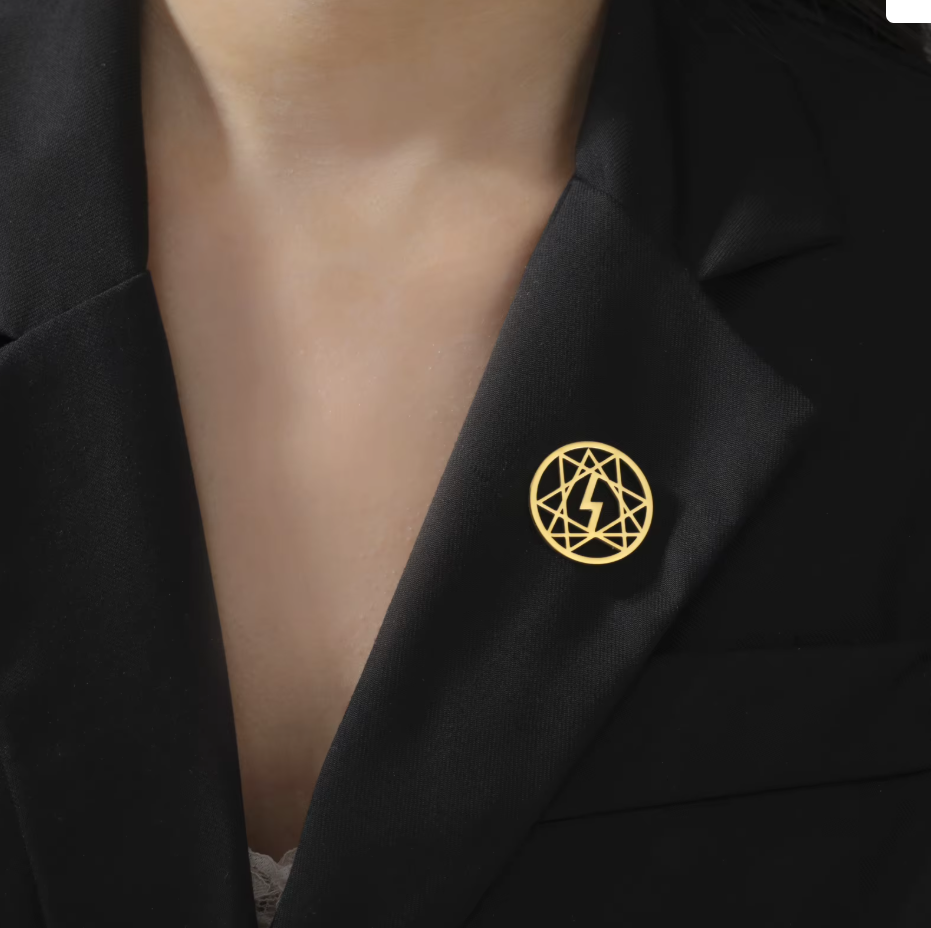Pin „Geometrischer Blitz“ – Elegante Gold-Edition mit nordischem Flair