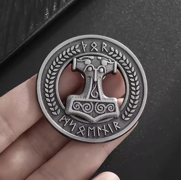 Pin „Mjölnir – Thors Hammer“ – Nordisches Schutzsymbol mit Runen & Lorbeerkranz