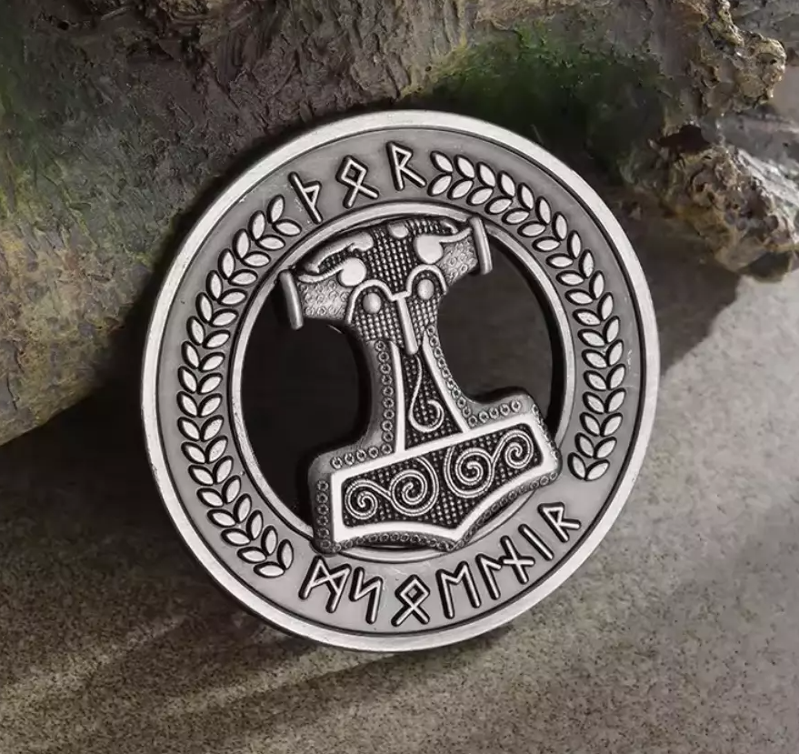 Pin „Mjölnir – Thors Hammer“ – Nordisches Schutzsymbol mit Runen & Lorbeerkranz