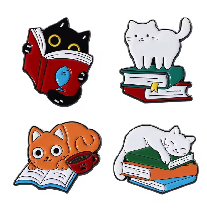 Anstecker-Set „Bücherwurm-Katzen“ – 4-teiliges Set aus Metall