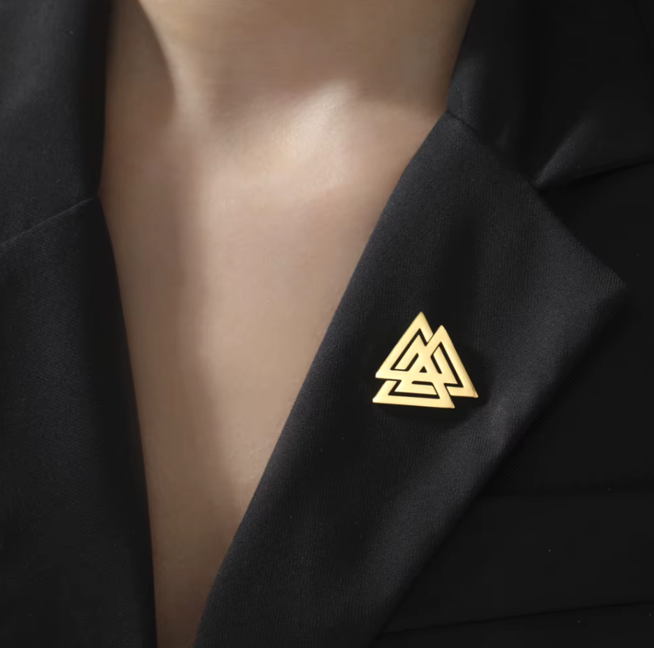 Pin „Valknut – Wotansknoten“ – Nordisches Symbol in Gold-Optik