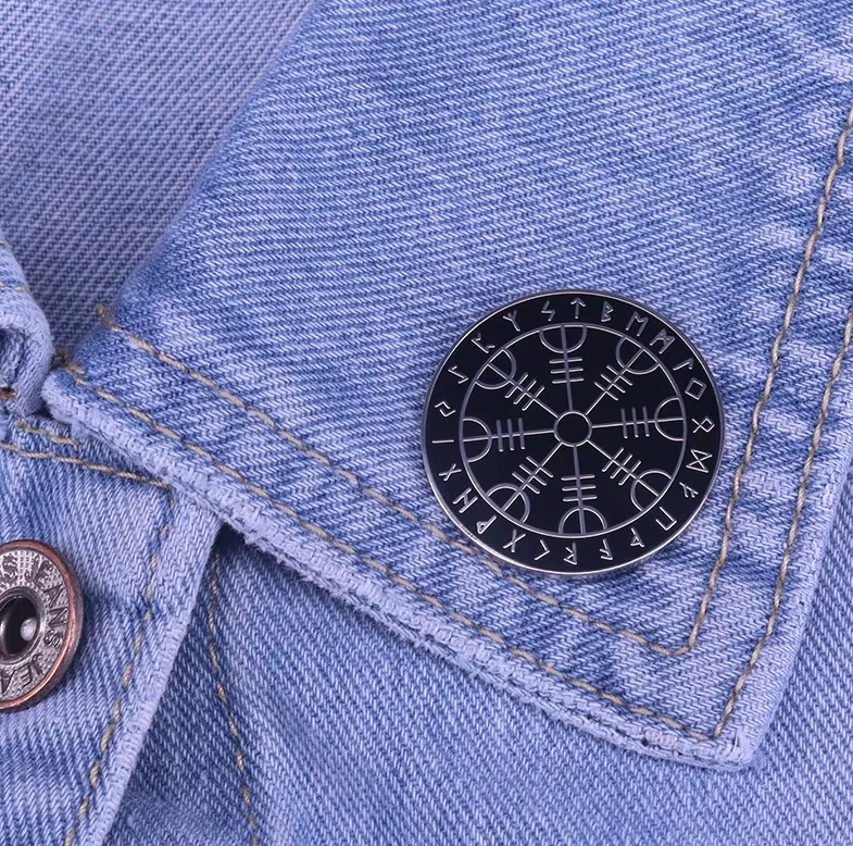 Vegvisir Runen Anstecker – Nordisches Kompass-Symbol – Wikinger Design