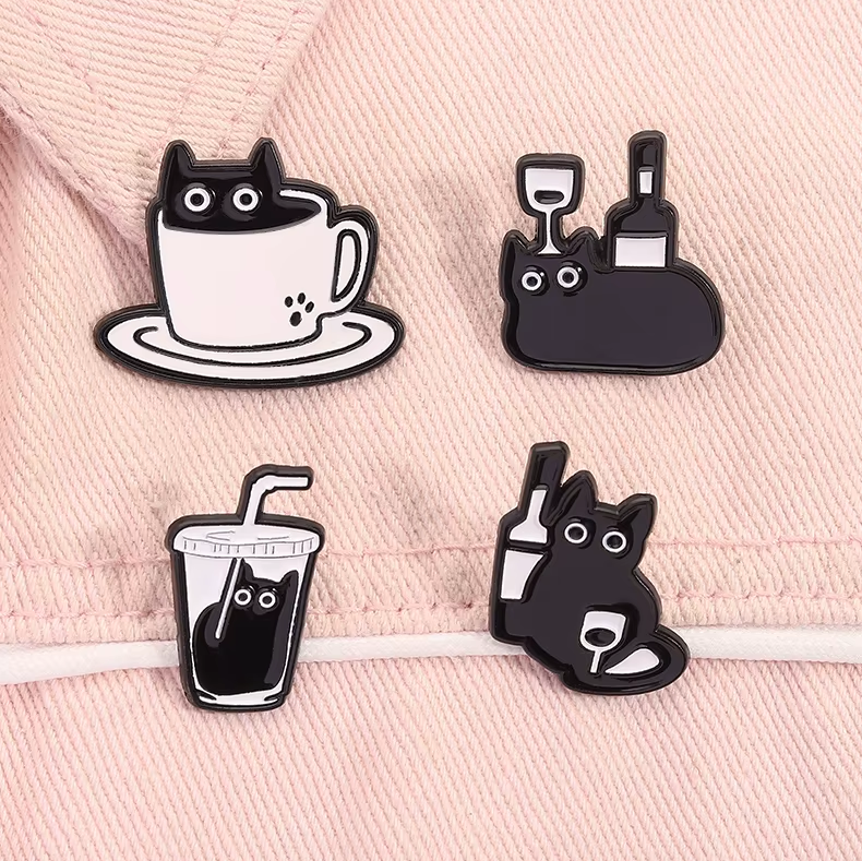 Anstecker-Set „Schwarze Katzen & Drinks“ – 4-teiliges Set aus Metall