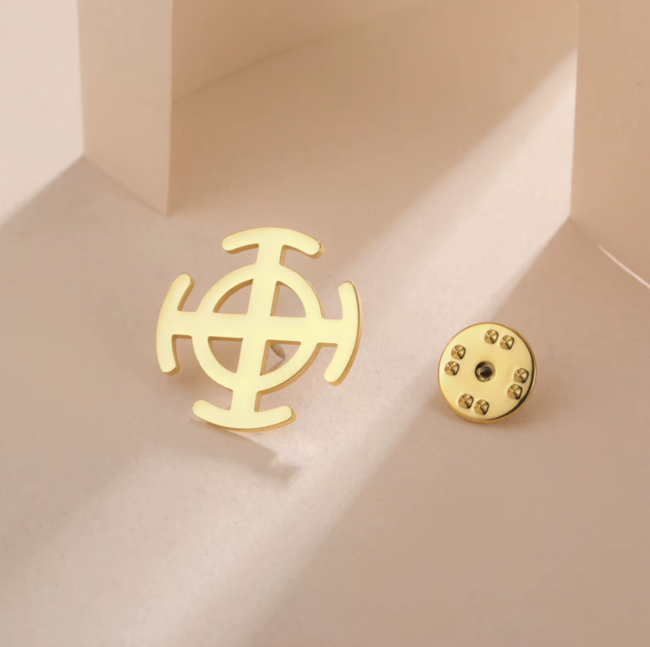 Pin „Sonnenkreuz / Radkreuz“ – Elegante Gold-Edition eines archaischen Symbols