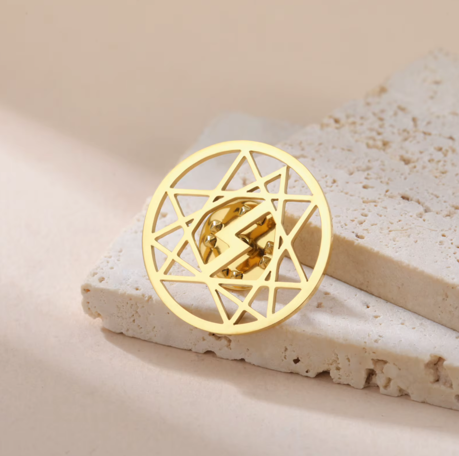 Pin „Geometrischer Blitz“ – Elegante Gold-Edition mit nordischem Flair