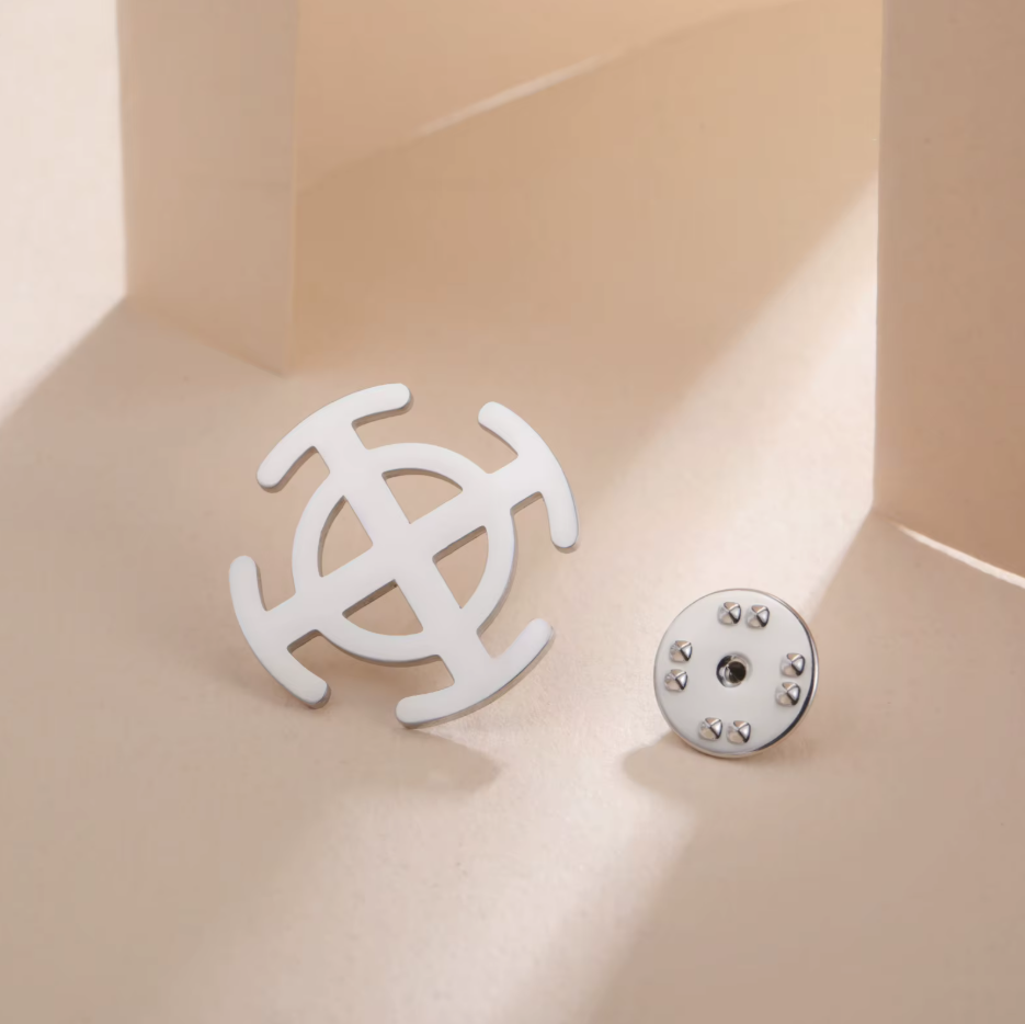 Pin „Sonnenkreuz / Radkreuz“ – Elegante Silber-Edition eines archaischen Symbols